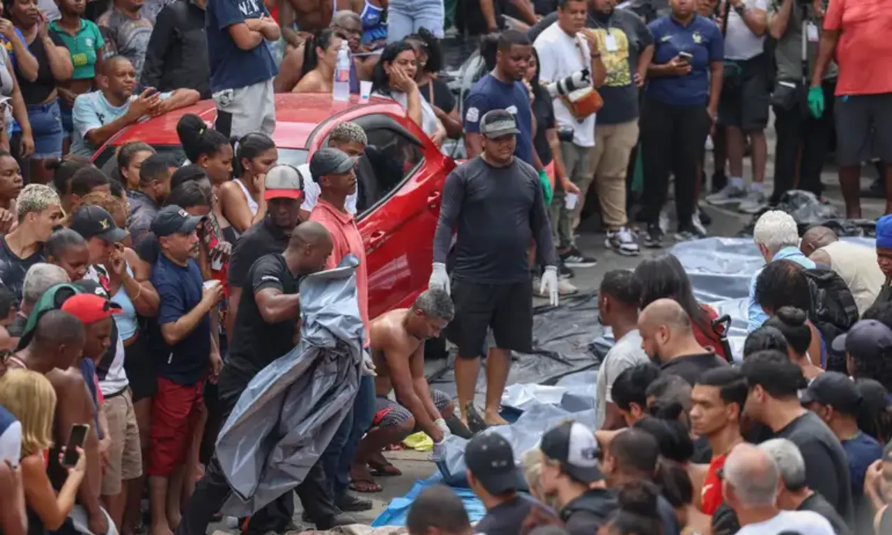 Dezenas de corpos são trazidos por moradores para a Praça São Lucas, na Penha, zona norte do Rio de Janeiro.