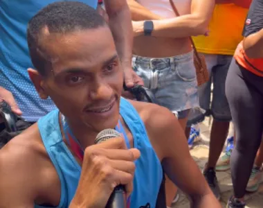 Emerson atualmente está utilizando cadeira de rodas