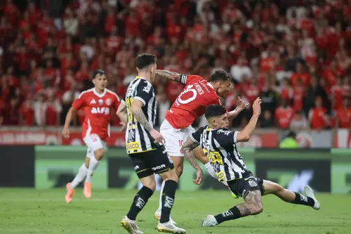 Internacional e Santos ficaram no empate de 1 a 1
