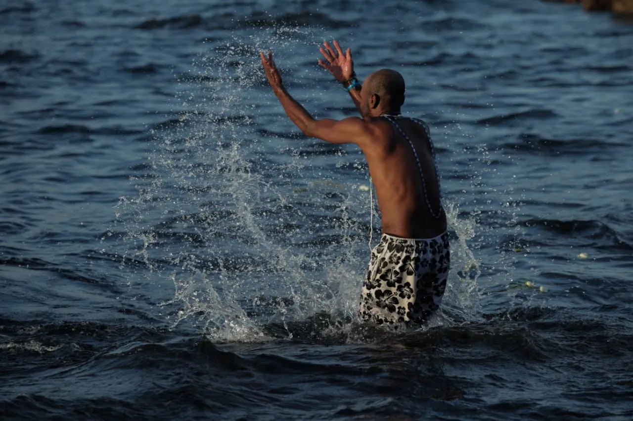 Imagem ilustrativa da imagem Fotos: multidão de fiéis lota festa de Iemanjá em Salvador