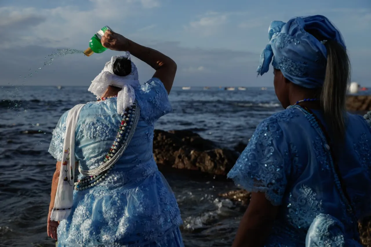 Imagem ilustrativa da imagem Fotos: multidão de fiéis lota festa de Iemanjá em Salvador