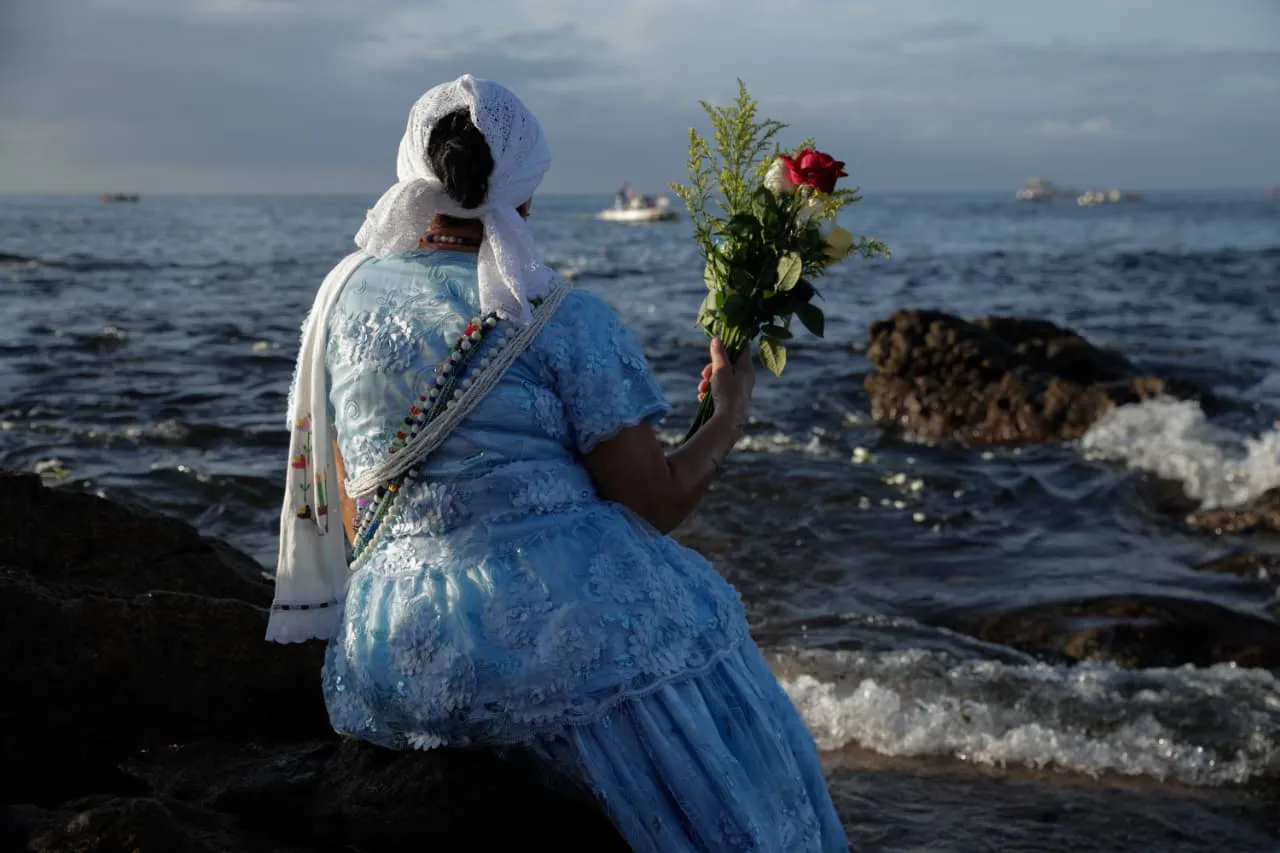 Imagem ilustrativa da imagem Fotos: multidão de fiéis lota festa de Iemanjá em Salvador