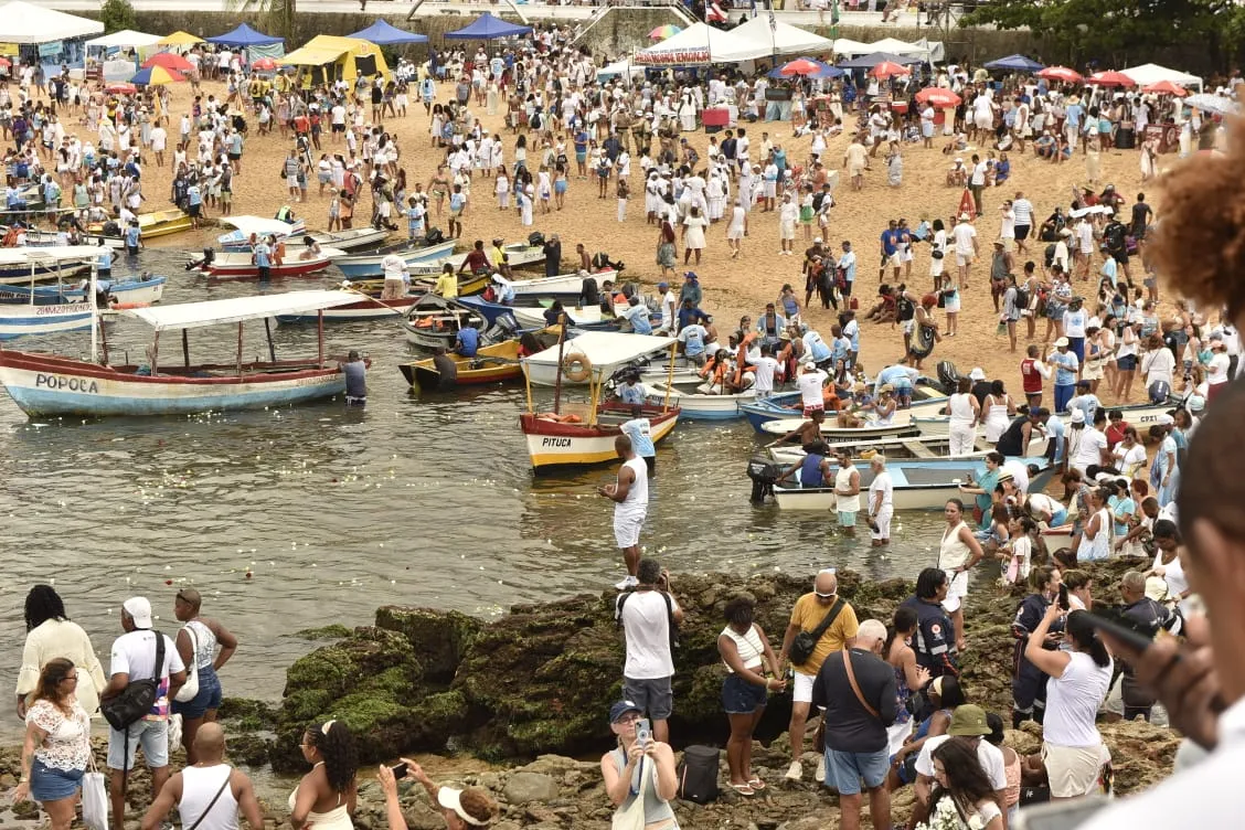 Imagem ilustrativa da imagem Fotos: multidão de fiéis lota festa de Iemanjá em Salvador