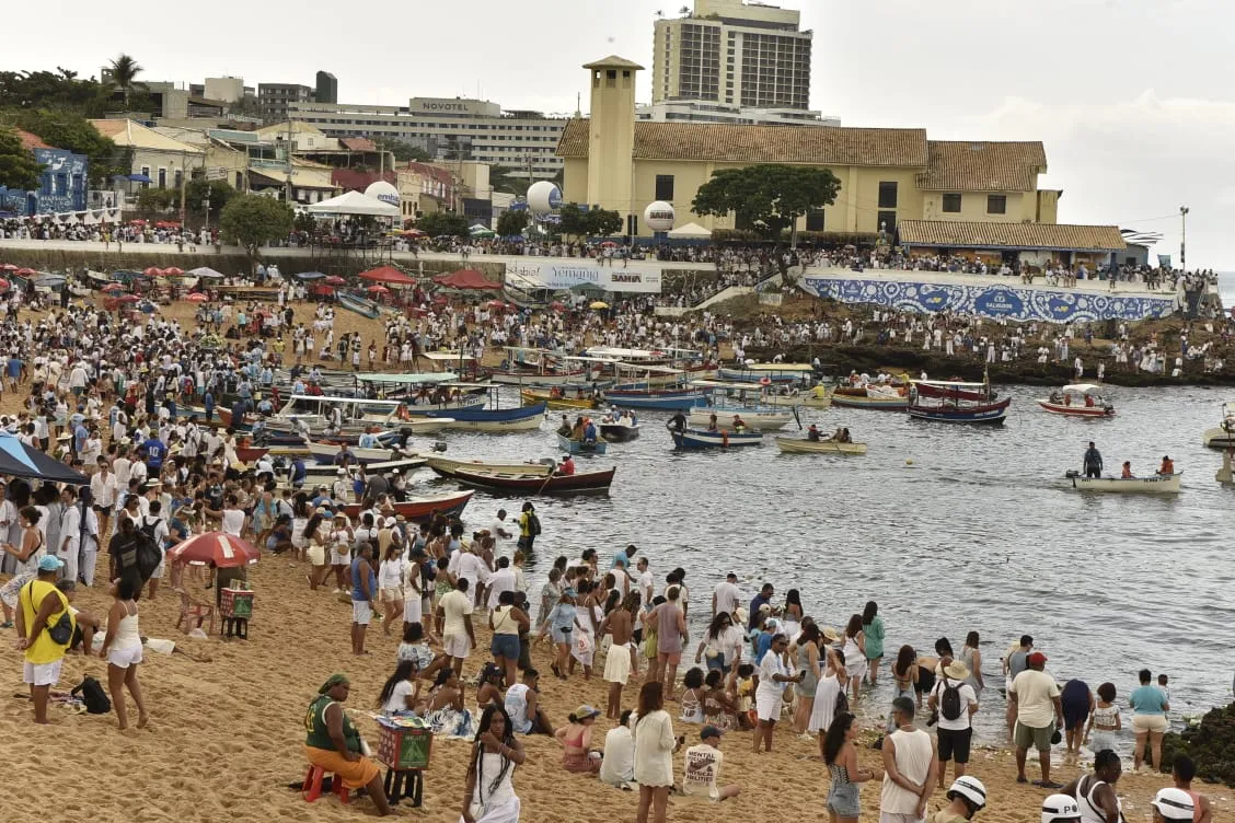 Imagem ilustrativa da imagem Fotos: multidão de fiéis lota festa de Iemanjá em Salvador
