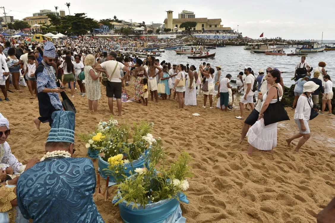 Imagem ilustrativa da imagem Fotos: multidão de fiéis lota festa de Iemanjá em Salvador