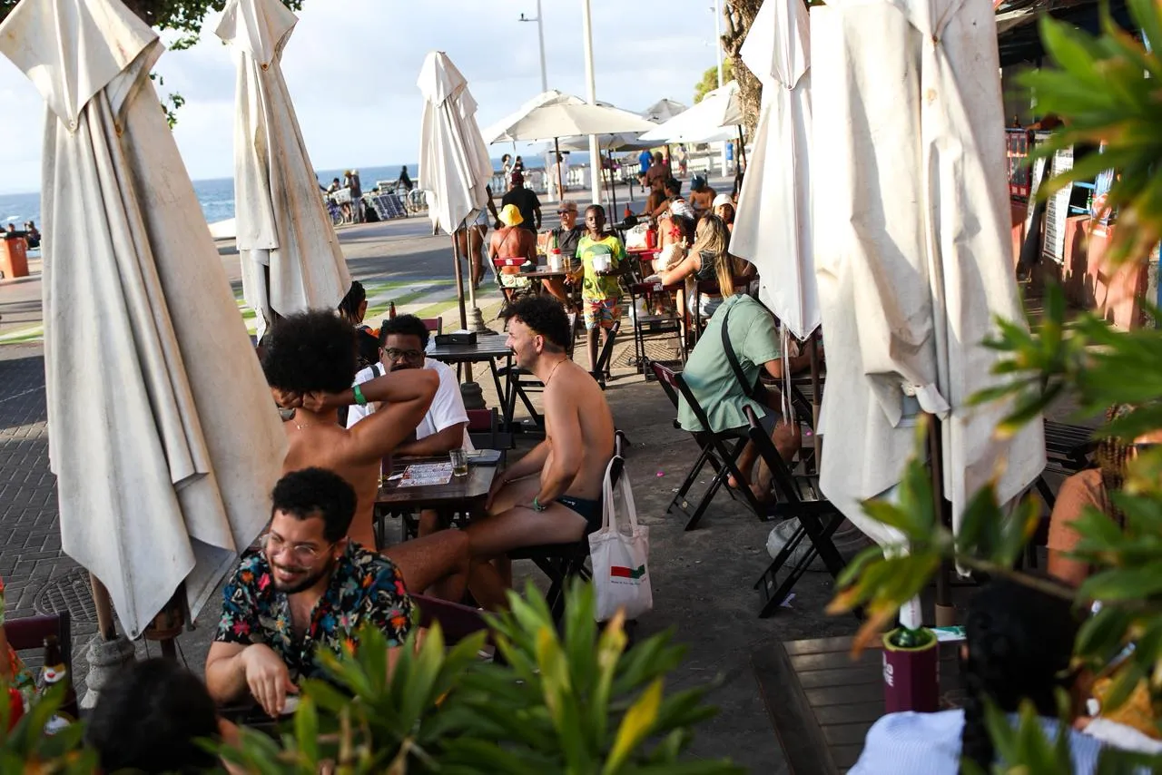 Clientes em bar no Porto da Barra