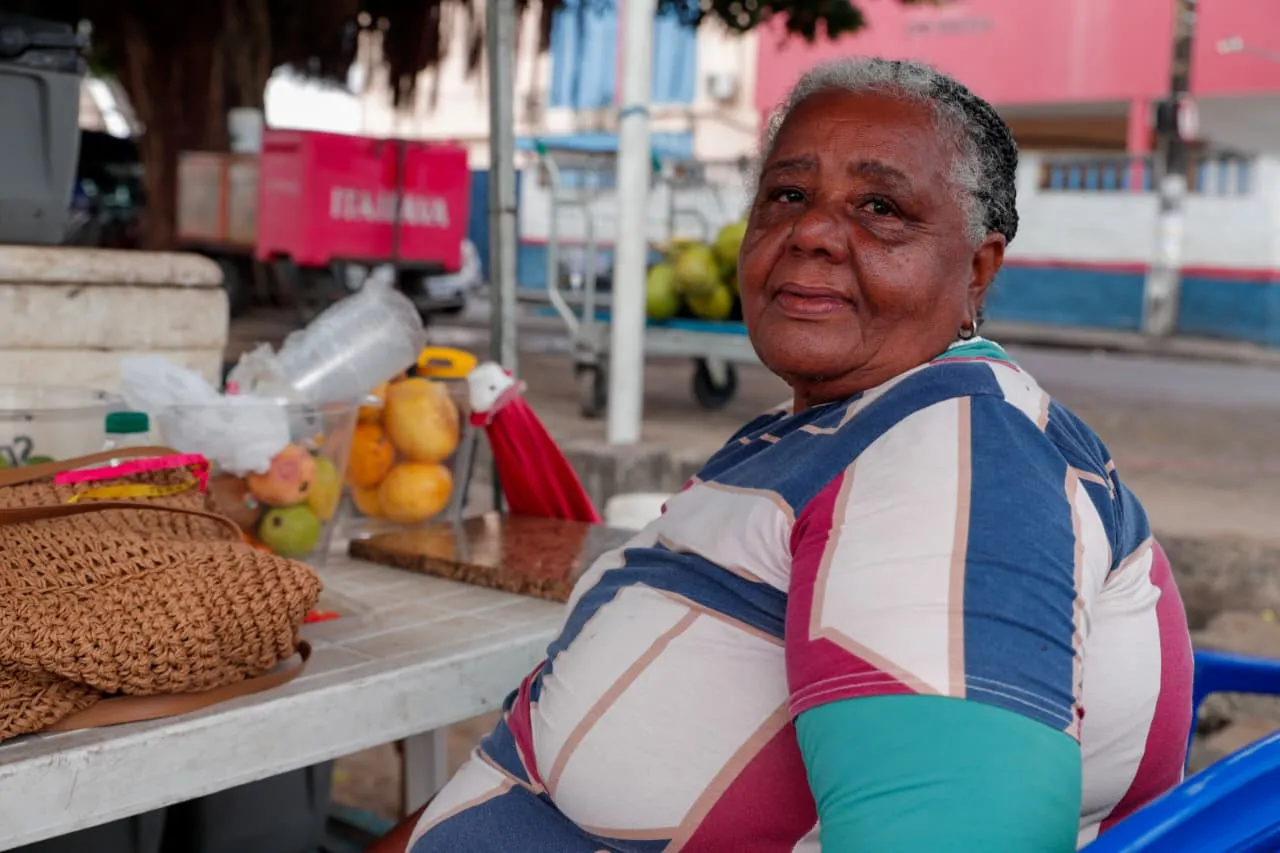 Dôra Cardoso, comerciante na Praia da Ribeira