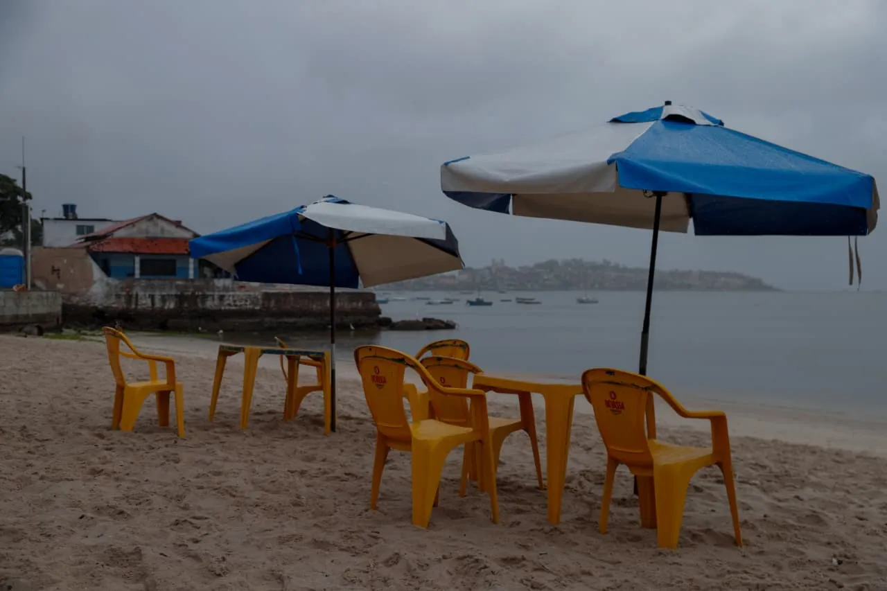 Kit com cadeira, mesa e guarda-sol