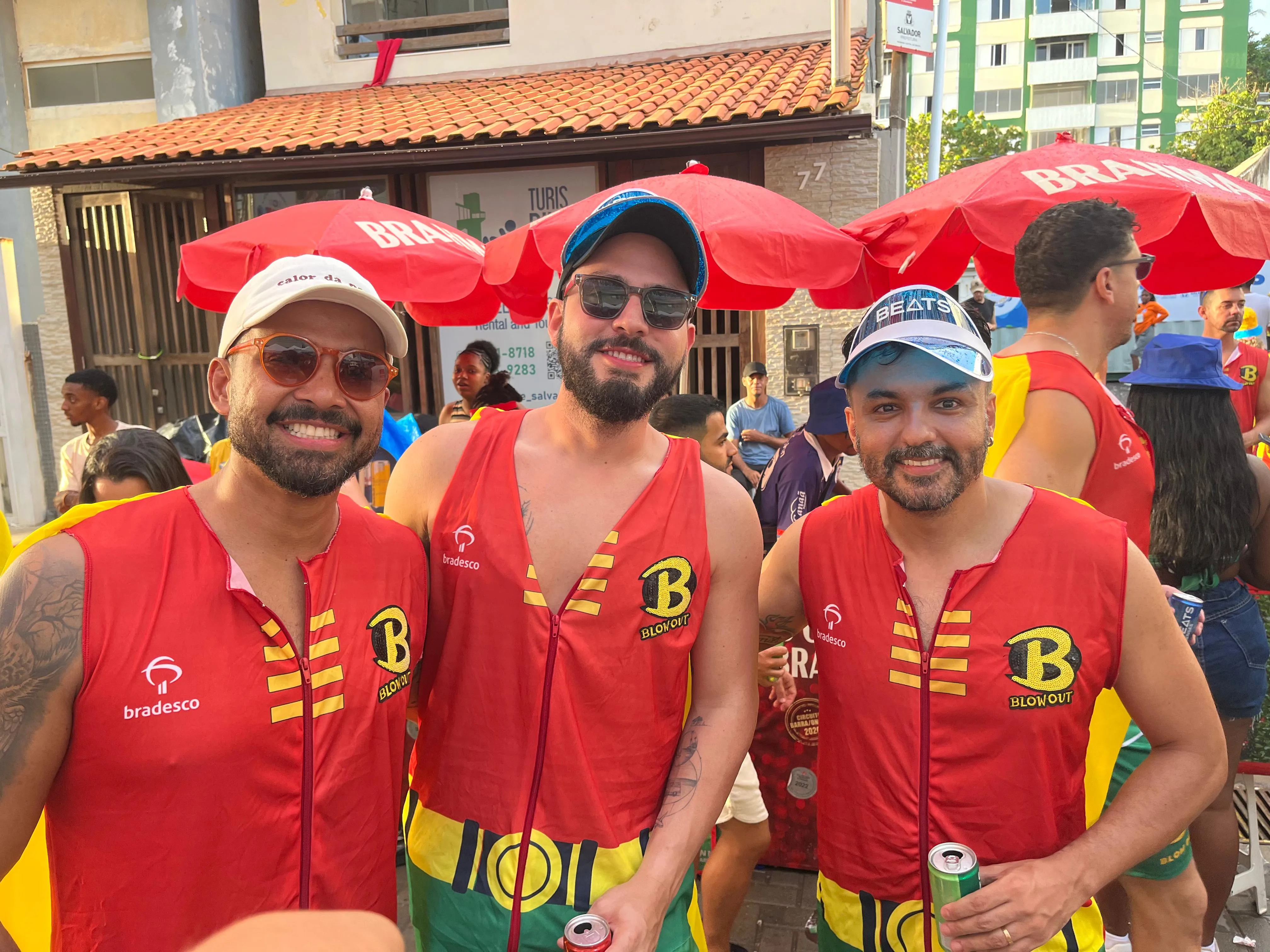 Amigos curtem o Carnaval e gostam de uma cervejinha