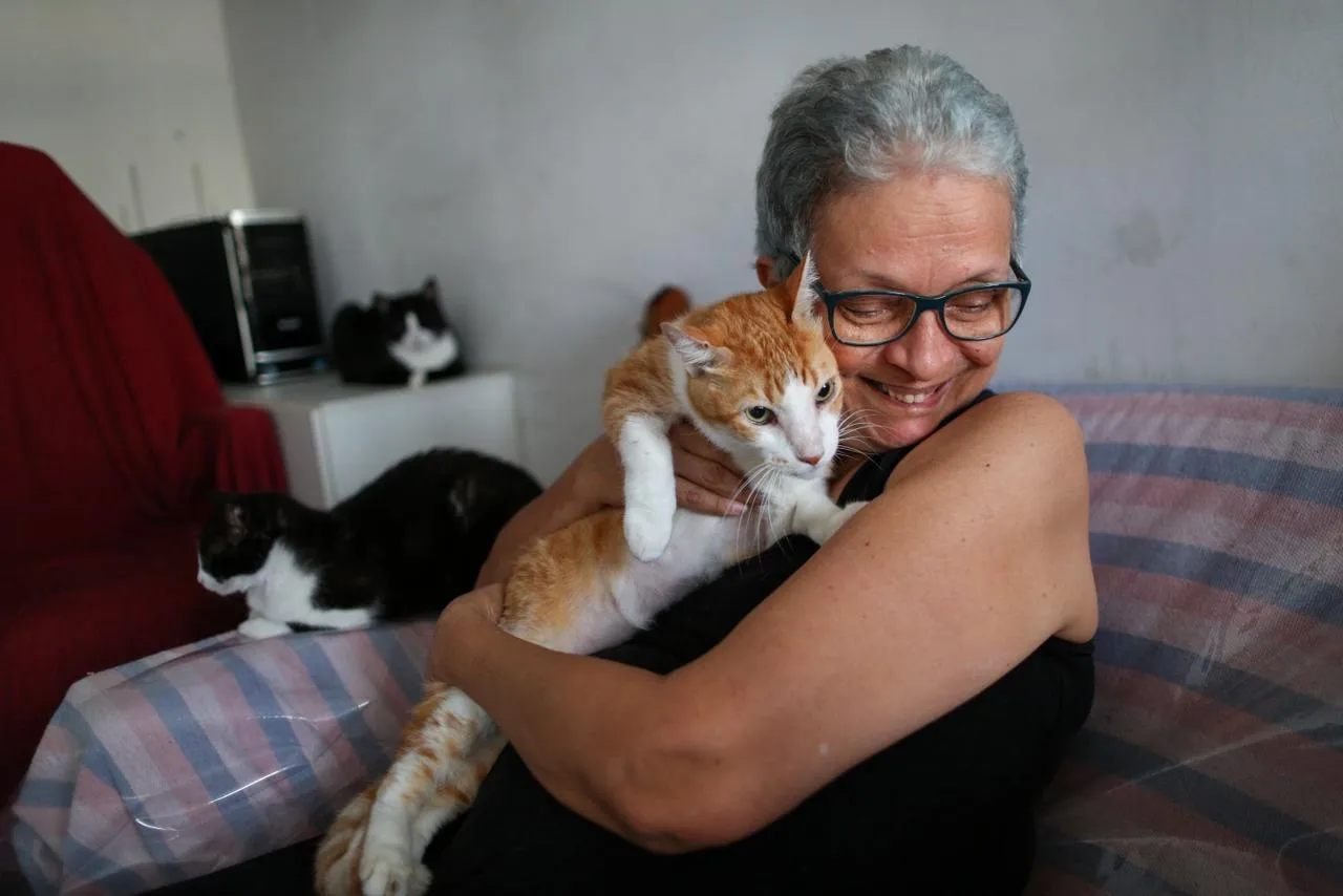 Pepe posando ao lado de sua tutora
