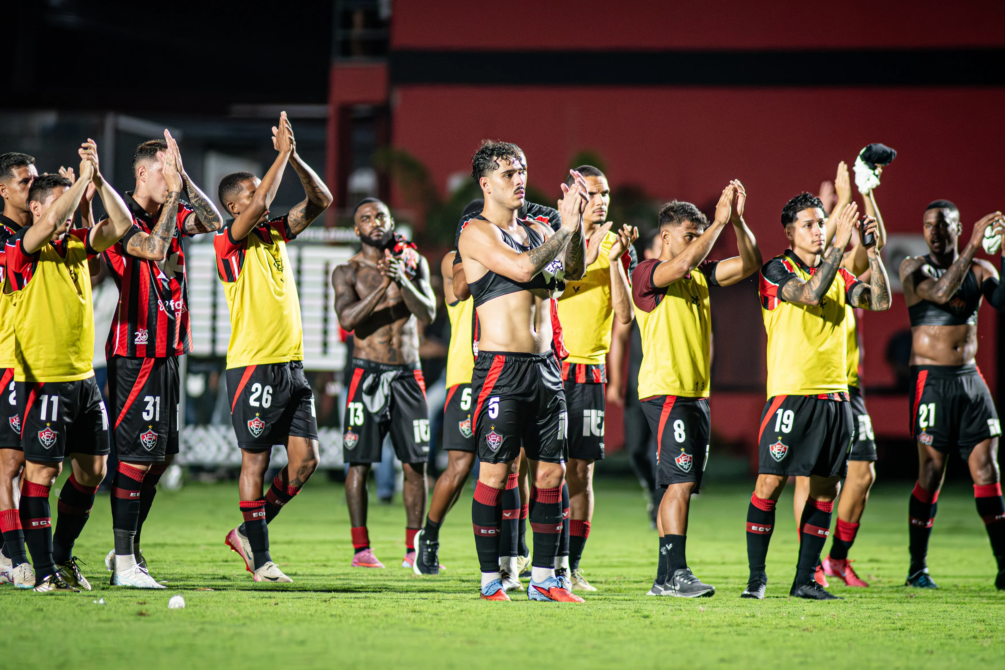 Jogadores agradeceram apoio da torcida depois da derrota para o Corinthians