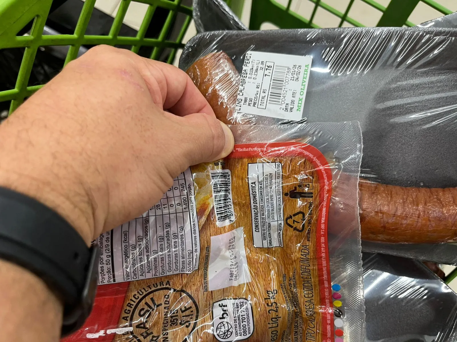 Vários produtos estavam vencidos nas prateleiras