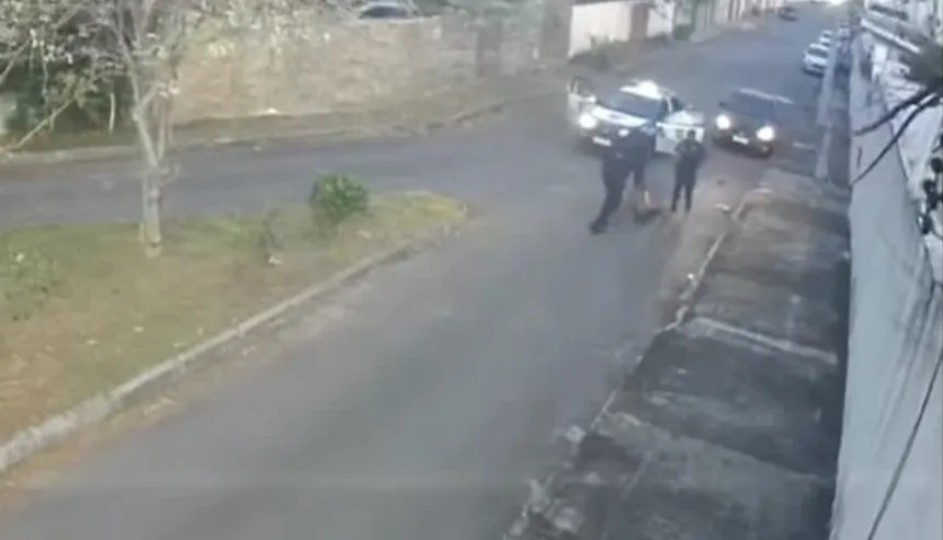Homem foi derrubado e agredido em Itapuã