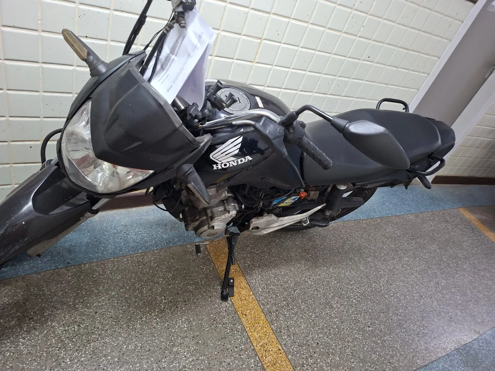 Motocicleta também foi apreendida