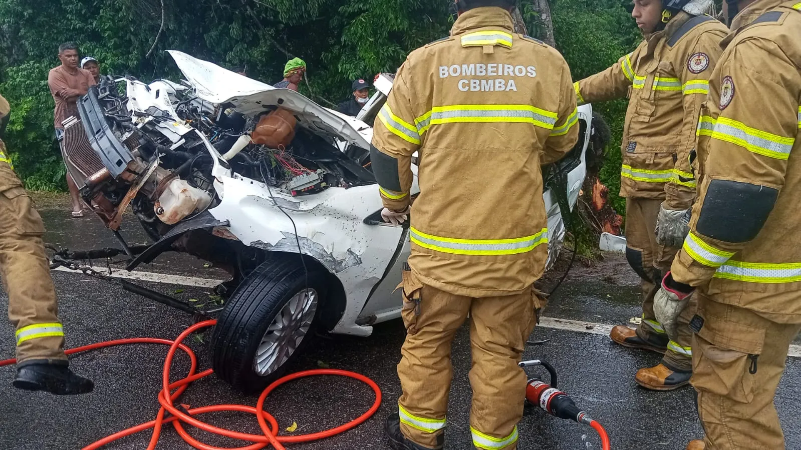 Carro bateu em árvore