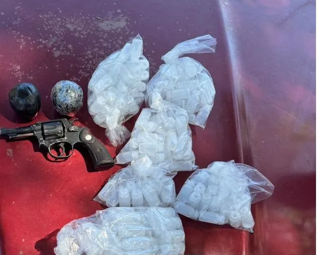 Imagem ilustrativa da imagem Integrantes da Os Imbatíveis são presos sob posse de arma e drogas