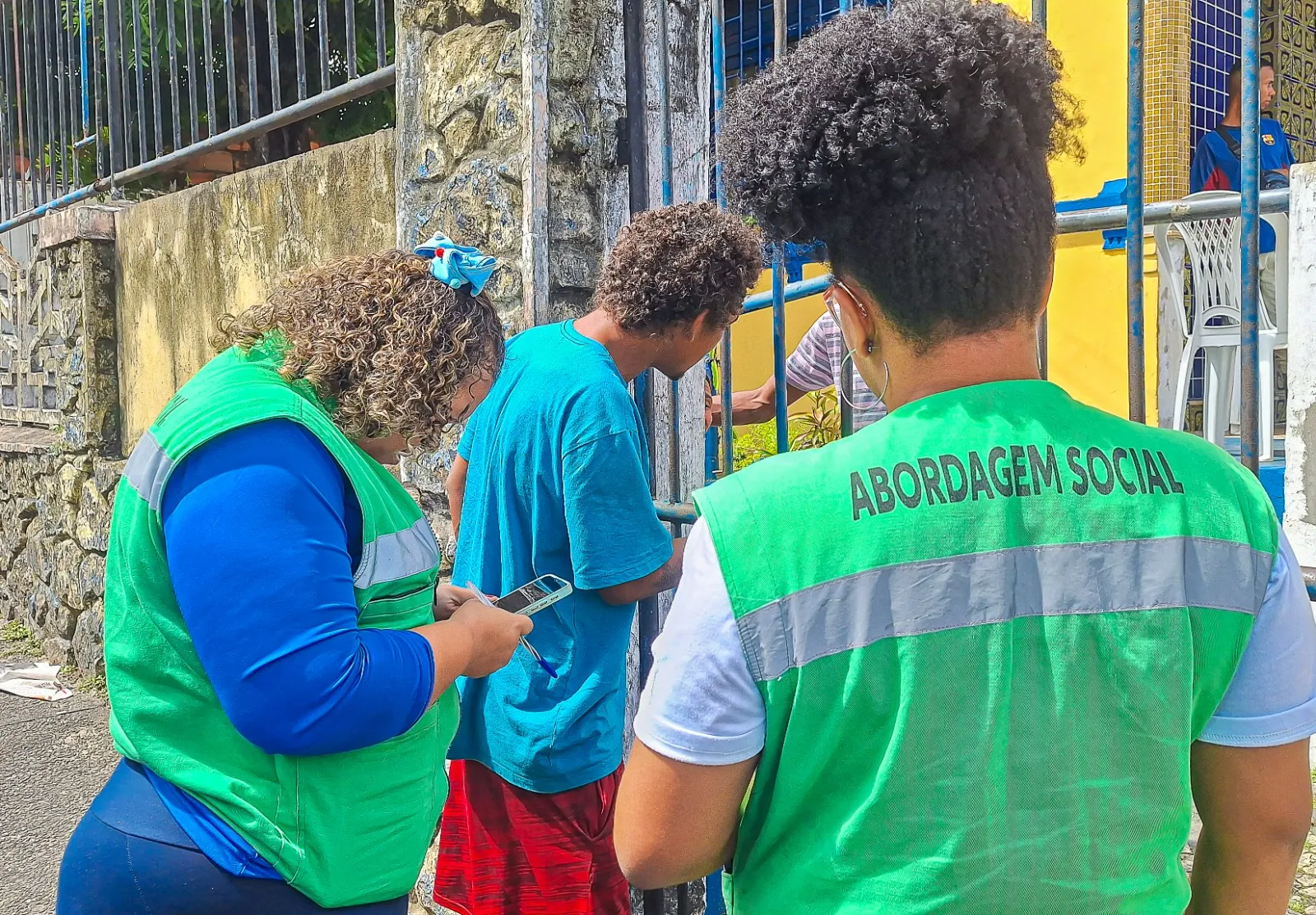 Equipe de abordagem tenta ganhar confiança e oferecer ajuda