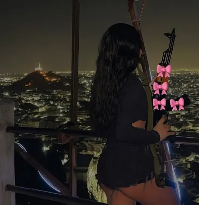 Imagem ilustrativa da imagem Japinha do CV: quem é a 'musa' que teve a cabeça esbagaçada por fuzil