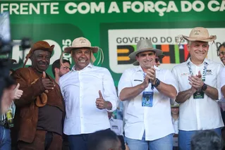 O governador Jerônimo Rodrigues ao lado do presidente do Grupo A TARDE, João de Mello Leitão