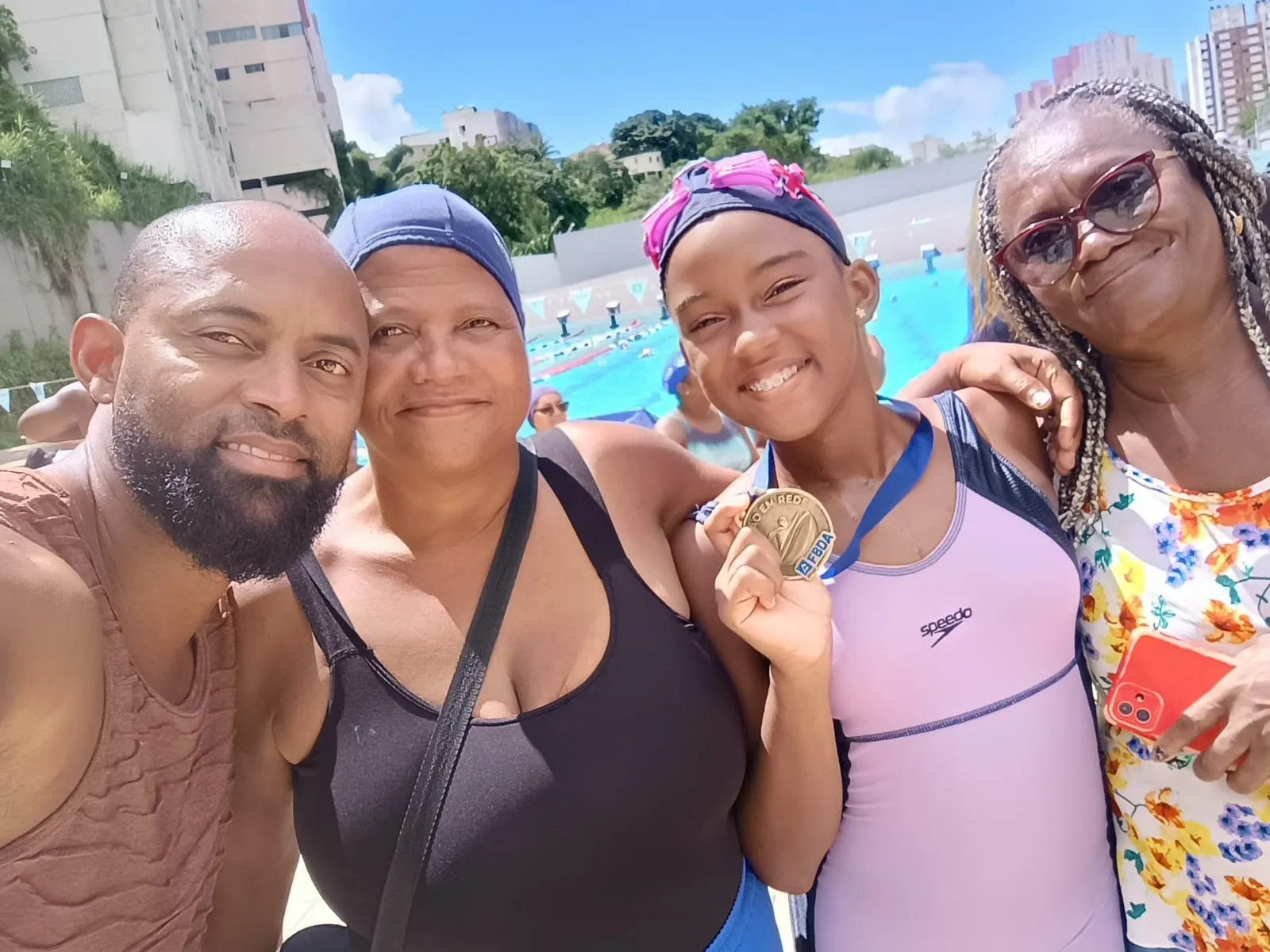 Familiares auxiliam a atleta e estão sempre por perto