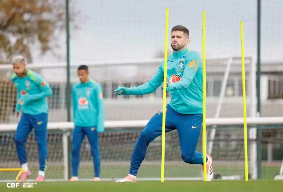 Caio Henrique entra o lugar de Alex Sandro, do Flamengo, na lateral esquerda