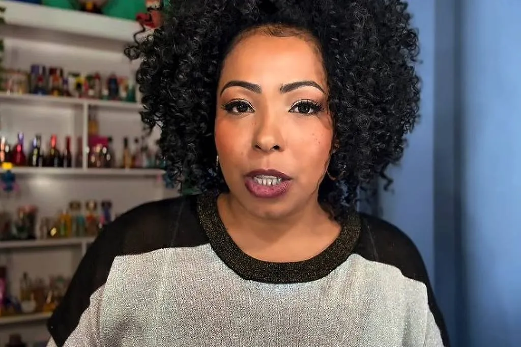 Juliana Oliveira, ex-assistente de palco do The Noite