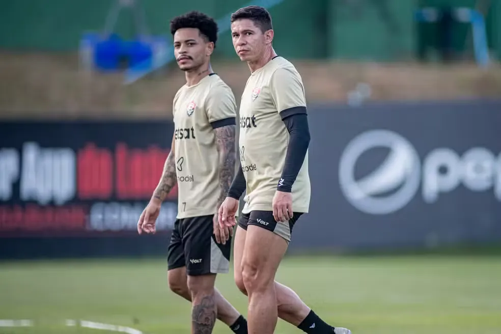 Marheuzinho e Osvaldo em alçao durante treino