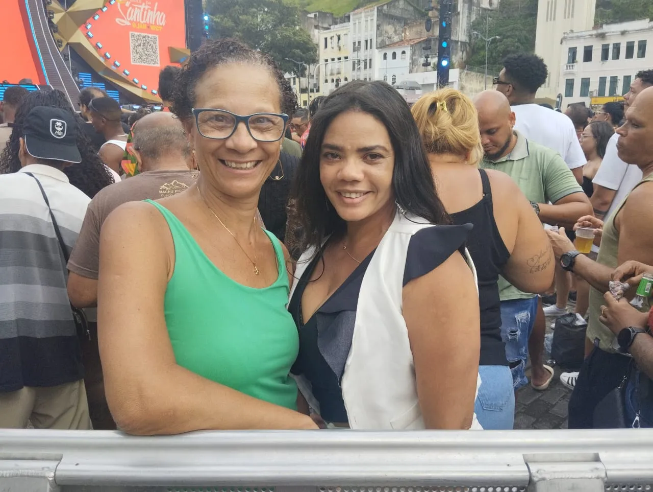 Ana Maria e Tatiana gostam de Leo, mas desaprovam o atraso do show