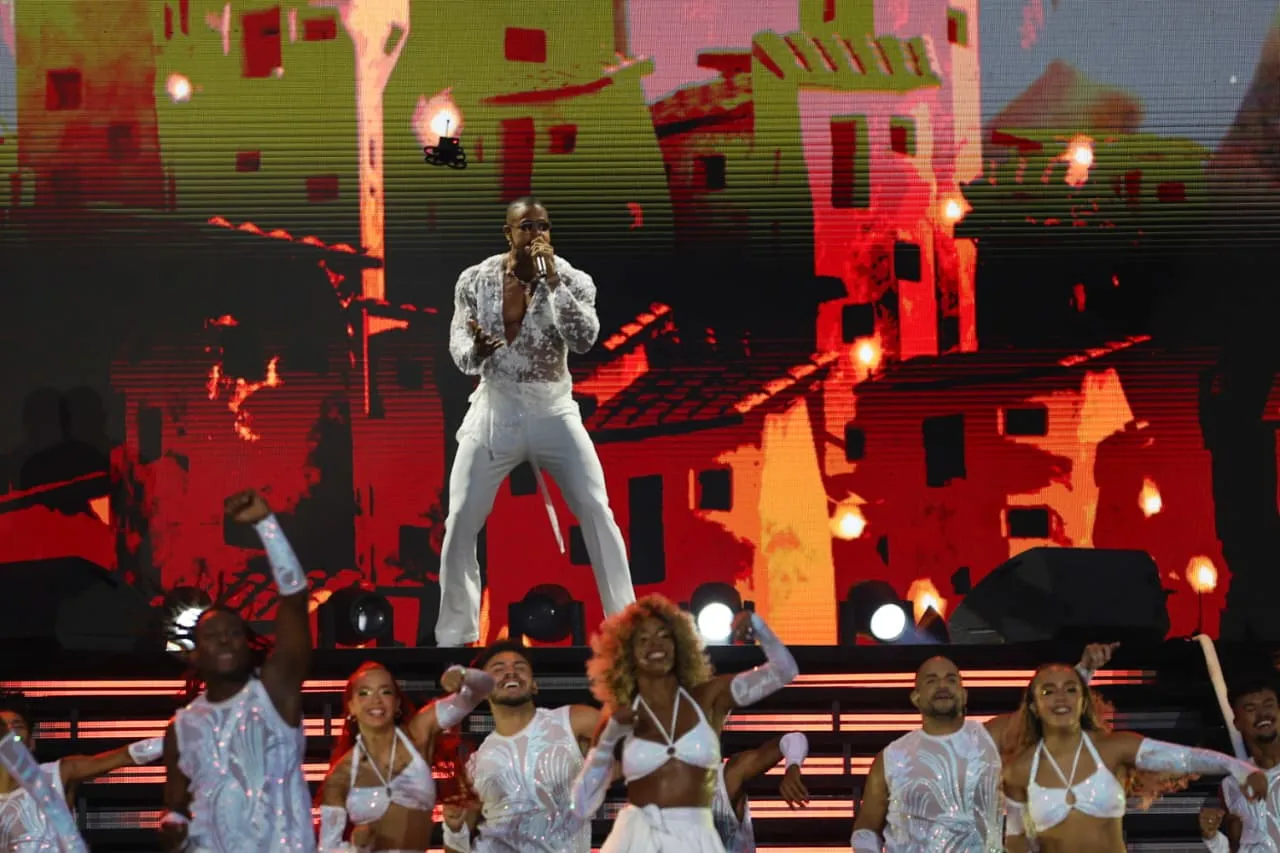 Imagem ilustrativa da imagem Léo Santana sobe ao palco e brilha com show gratuito em Salvador