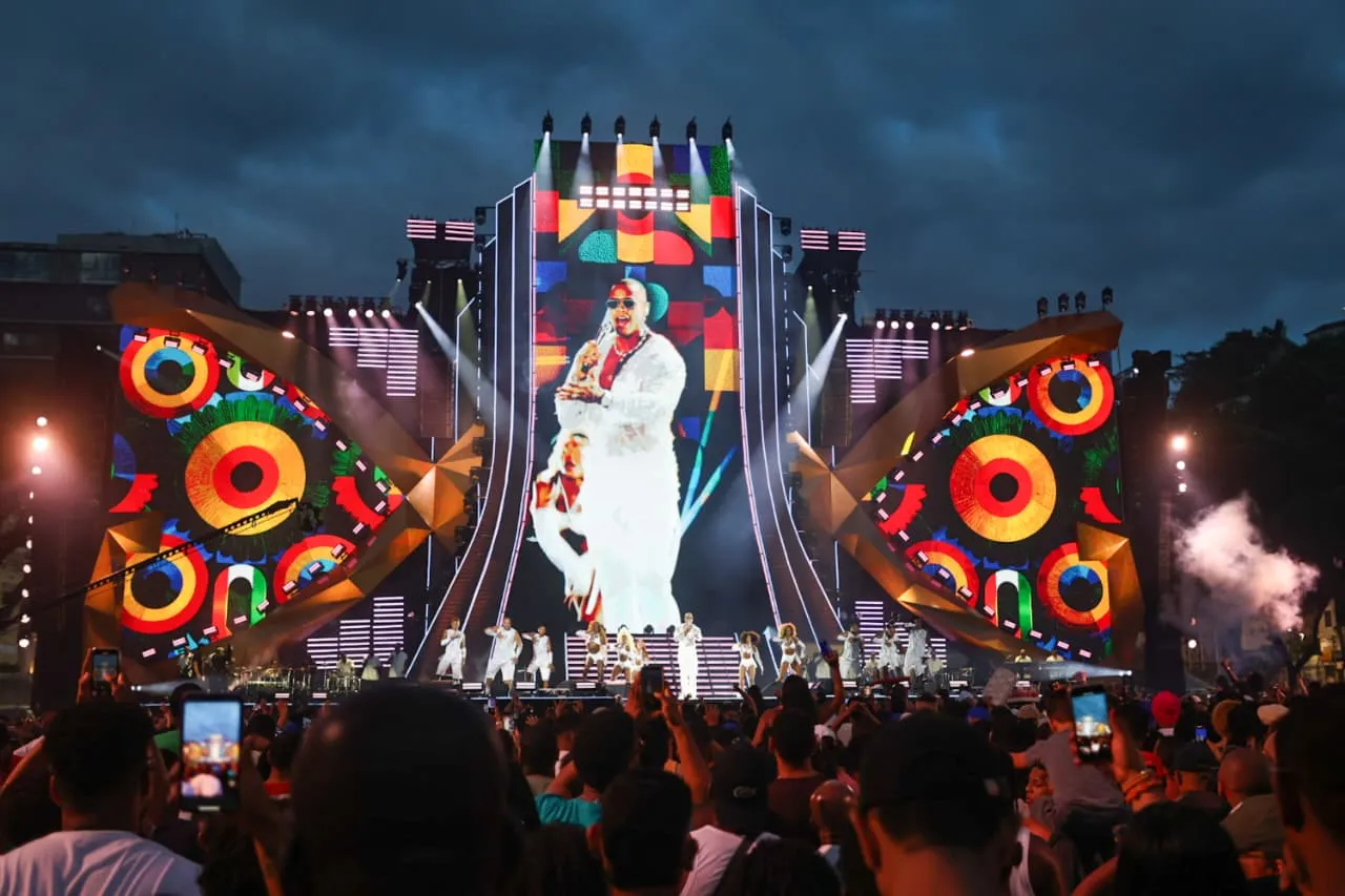 Imagem ilustrativa da imagem Léo Santana sobe ao palco e brilha com show gratuito em Salvador