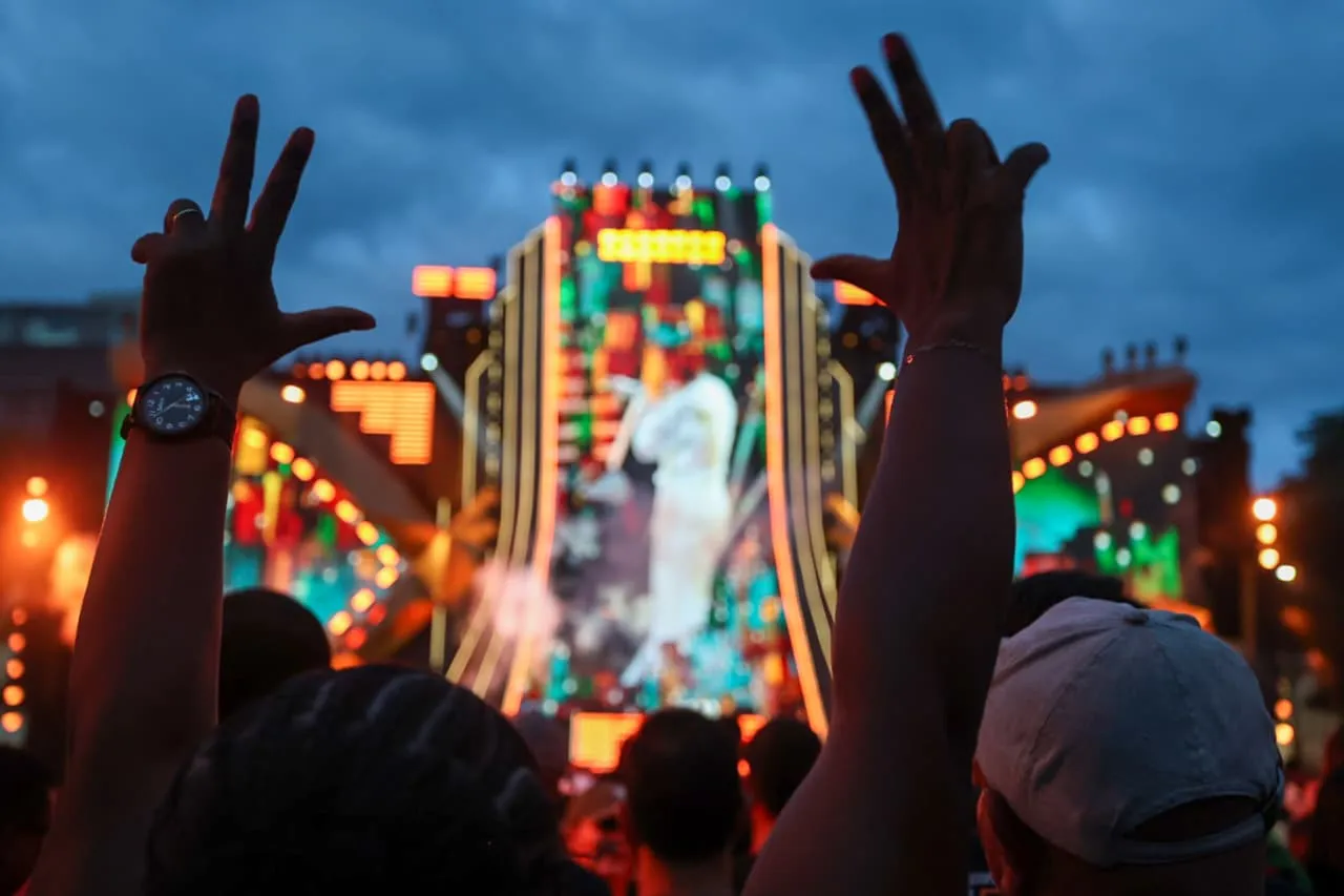 Imagem ilustrativa da imagem Léo Santana sobe ao palco e brilha com show gratuito em Salvador