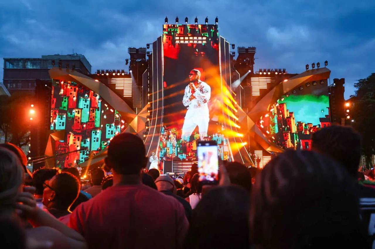 Imagem ilustrativa da imagem Léo Santana sobe ao palco e brilha com show gratuito em Salvador