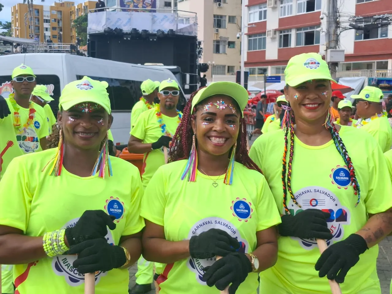 Imagem ilustrativa da imagem Limp Dance: garis equilibram o trabalho e a curtição no Carnaval