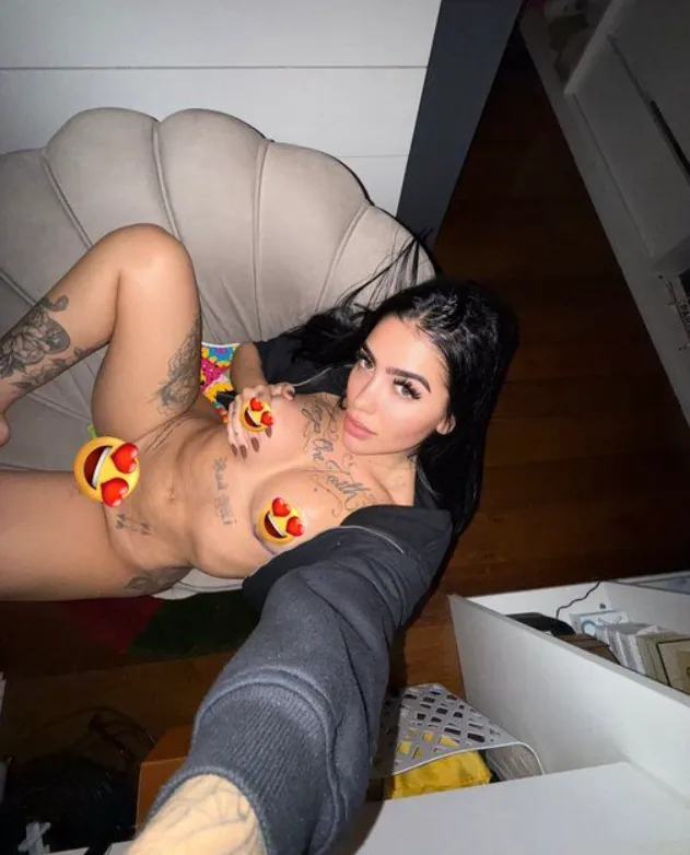 Nudes de MC Mirella vazam na web