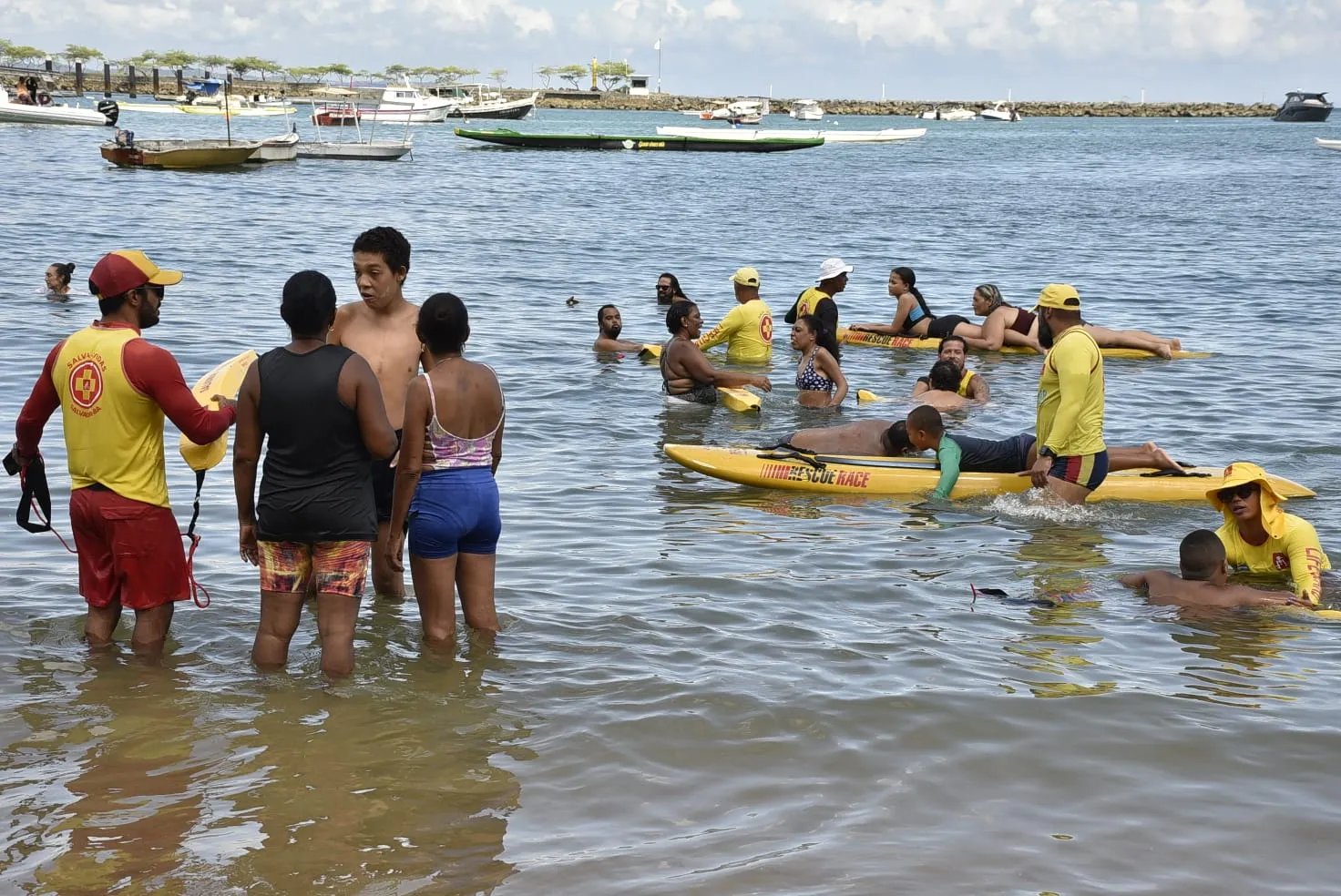 Imagem ilustrativa da imagem Mães atípicas encontram no mar um respiro para filhos PCDs