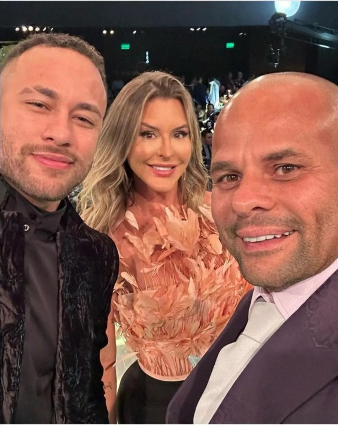 Gabriel e a esposa ao lado de Neymar durante leilão