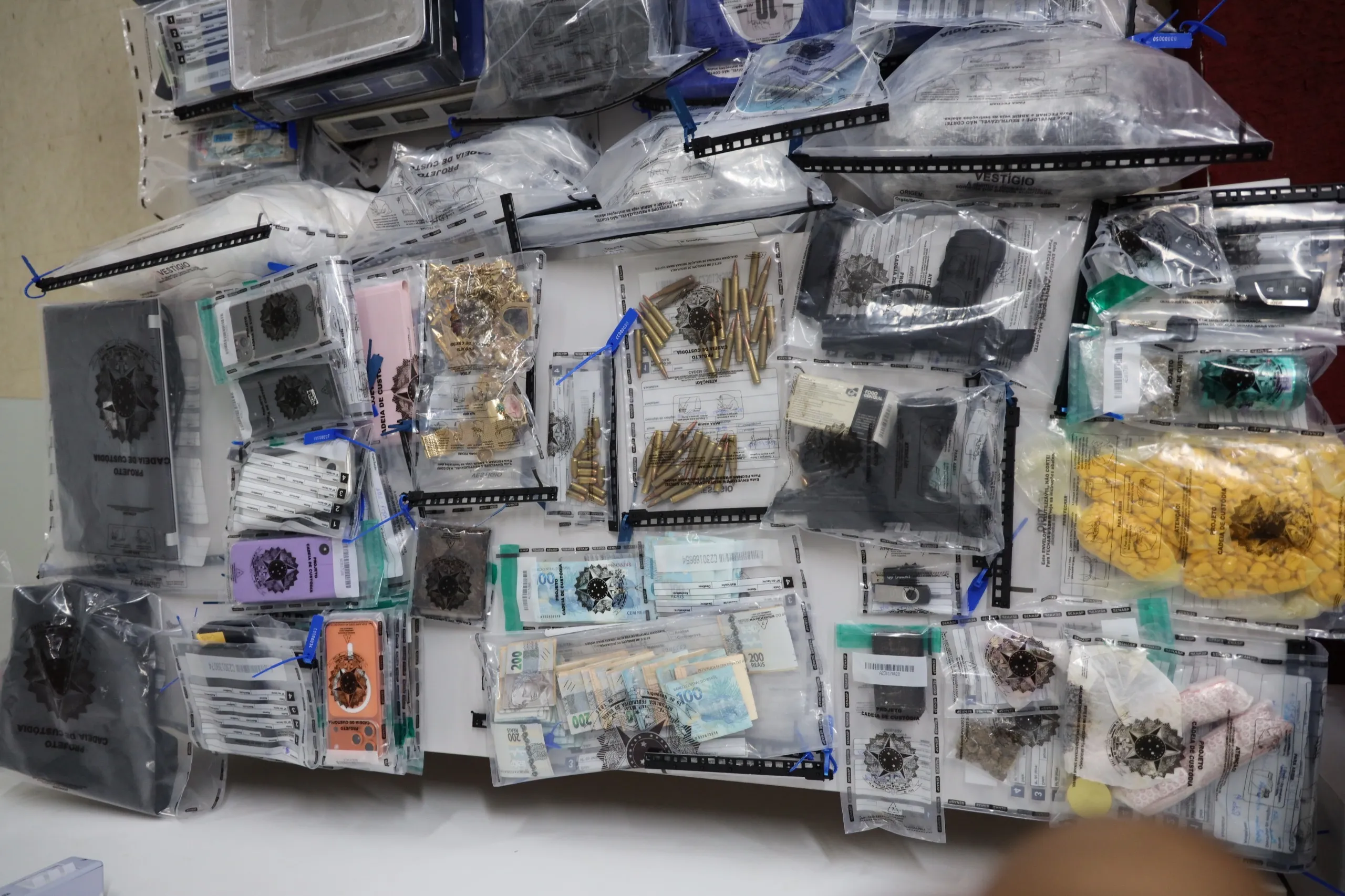 Armas e munições também não escaparam do pente fino dos policiais