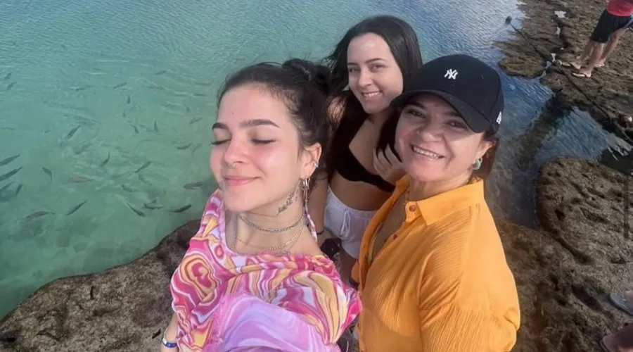Mel e Yasmim Maia ao lado de sua mãe, Débora