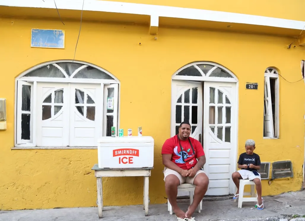 Moradores vendem produtos na porta das casas