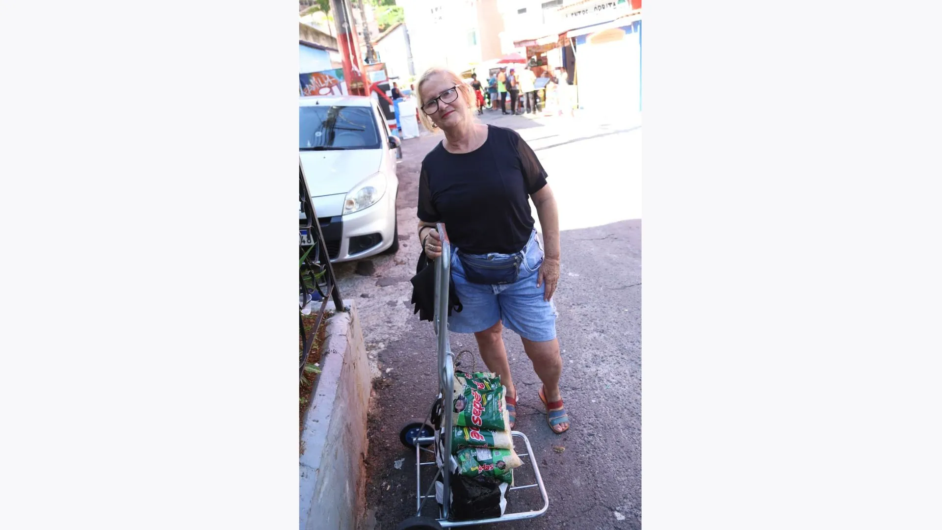 Nilce Fernandes sempre volta para casa com o carrinho vazio e o bolso cheio