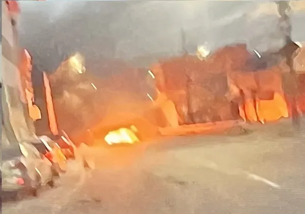 Moradores queimaram objetos para obstruir a via