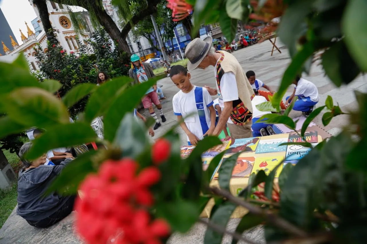 Imagem ilustrativa da imagem Movimento Poetas ao Ar Livre leva arte para a criançada na Piedade