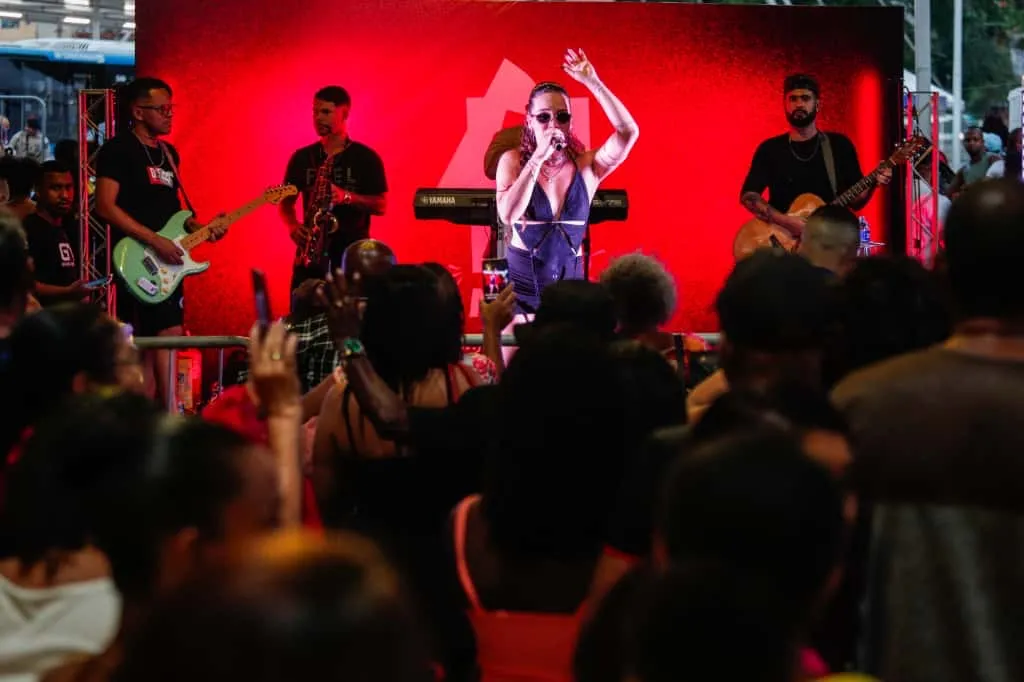 Vocalista July Assis