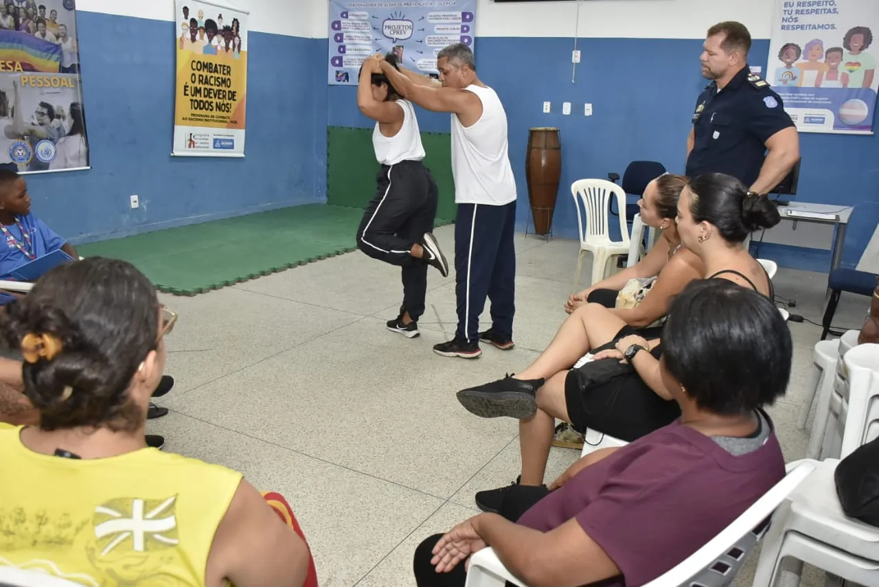 Imagem ilustrativa da imagem Mulherada bota a base e faz aula de defesa pessoal para o Carnaval