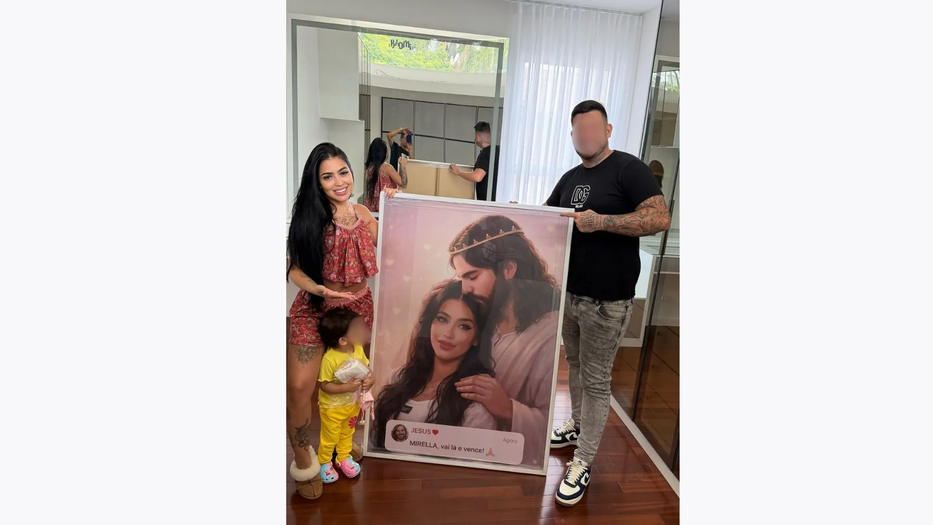 Imagem ilustrativa da imagem Musa do Privacy, MC Mirella gera revolta com quadro de Jesus no quarto