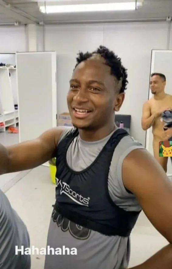 Yago Pikachu ao fundo