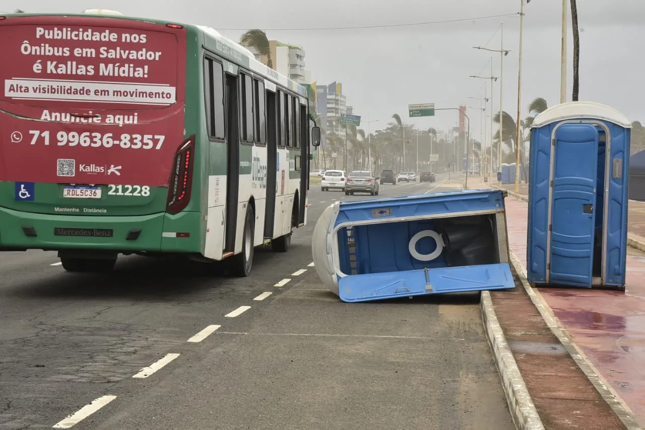 Banheiro foi lançado pelo vento