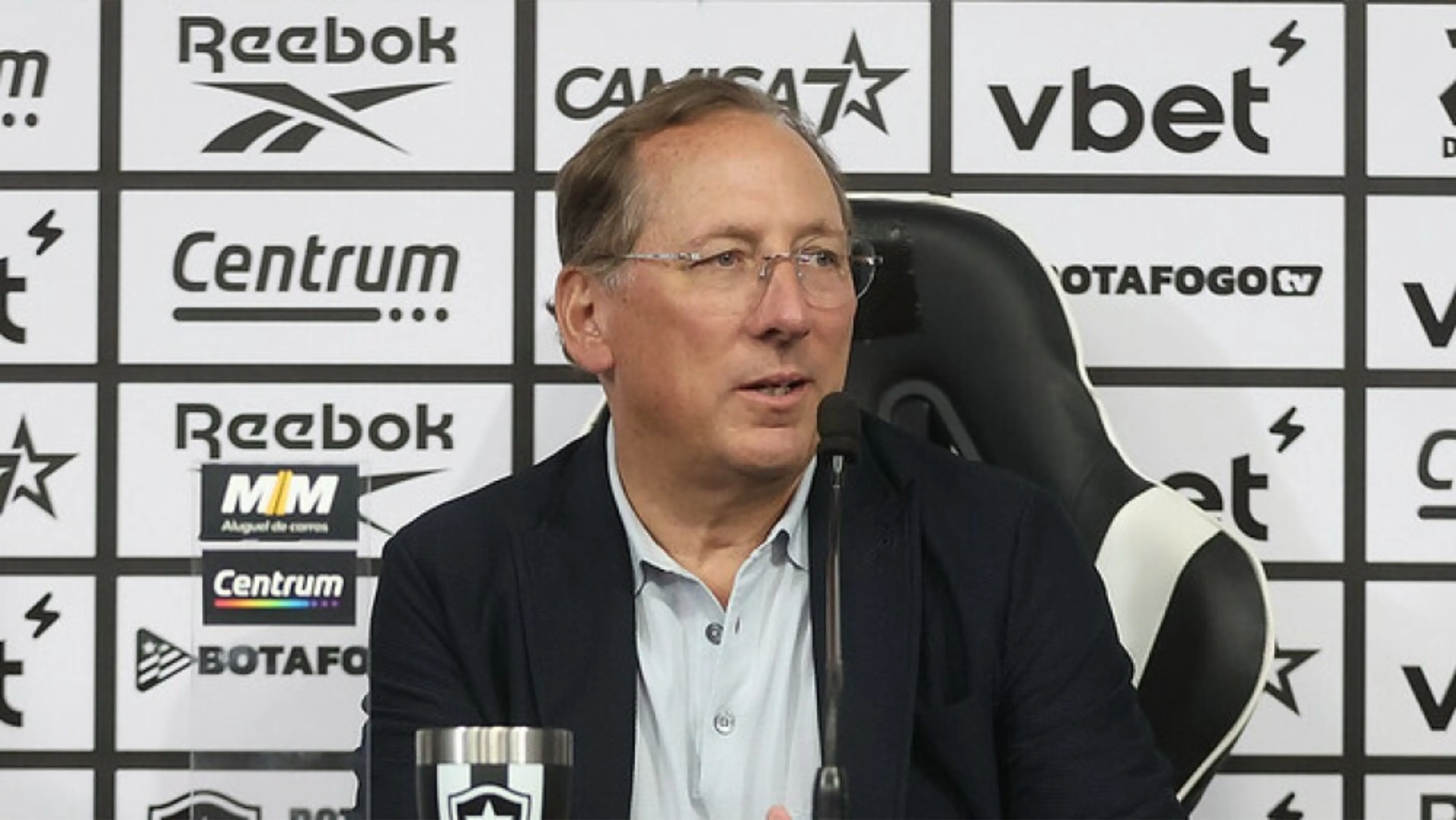 Dirigente tira onda com atletas do Glorioso