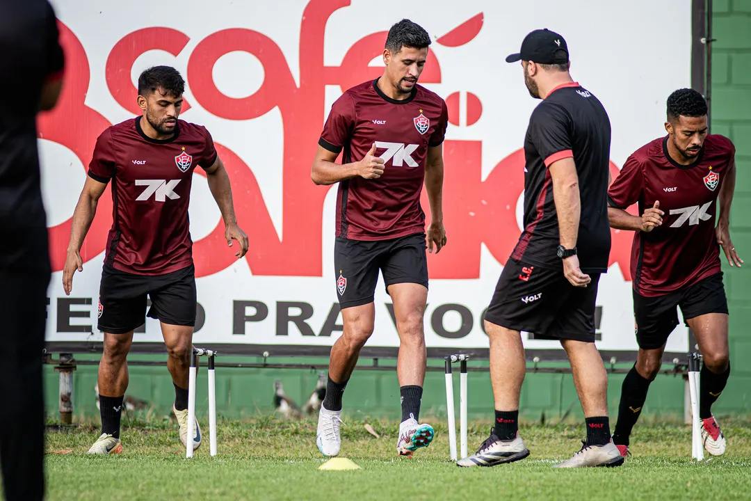 Ronald (esquerda) será desfalque no Vitória, enquanto Ryller (meio) e Willian Oliveira (direita) brigam por posição no meio-campo