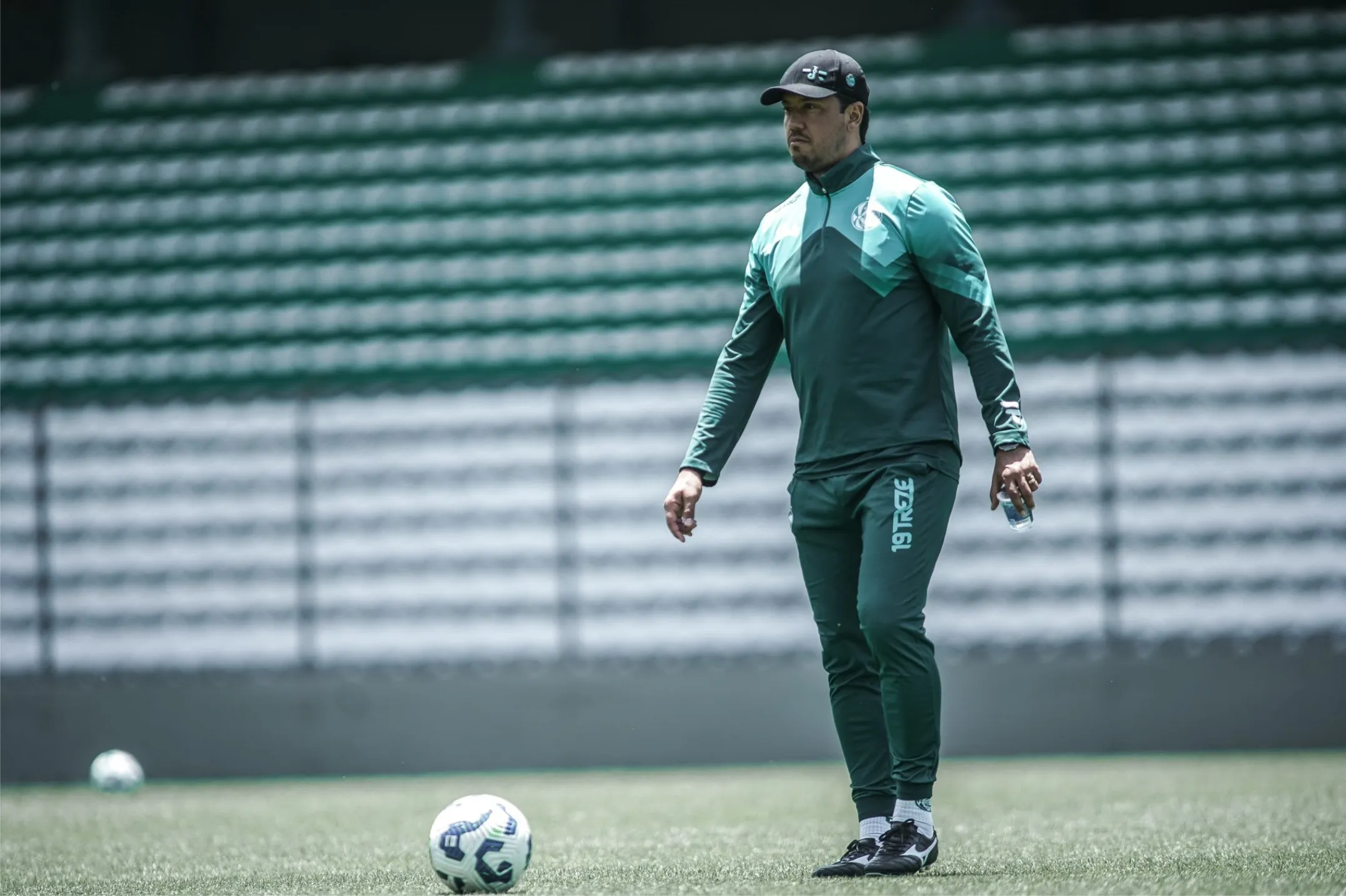 Ex-treinador do Vitória pode ser rebaixado diante do Esquadrão